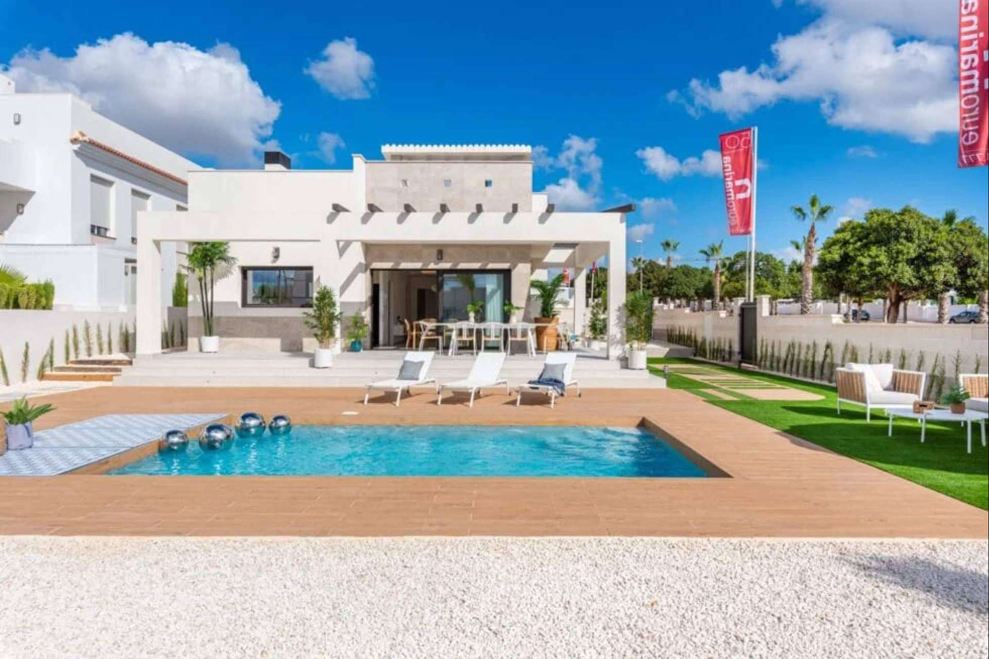 Euromarina offers access to investment opportunities in the real estate sector on the Costa Blanca, Spain
