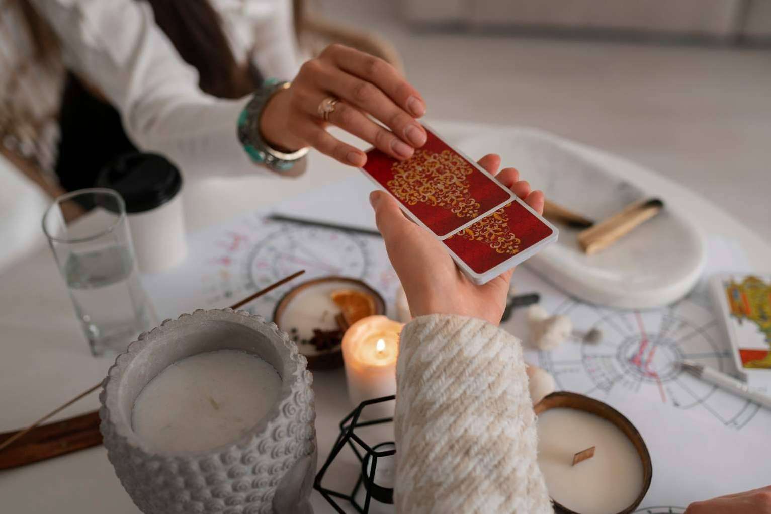 Videntes y tarotistas por telefono disponibles en Tarot Orula, confianza y satisfacción garantizada